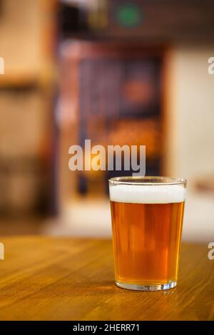 Verre de bière artisanale délicieuse pression sur une table en bois.Pinte d'alcool indien doré pâle Banque D'Images