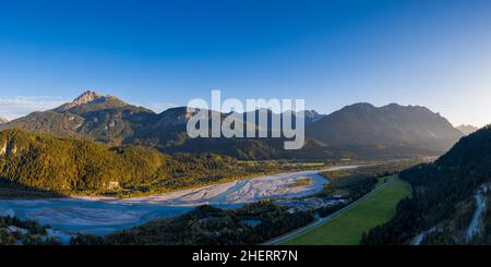 lech rivière tresse dans hoefen reutte autriche à l'automne coucher de soleil avec les montagnes Banque D'Images