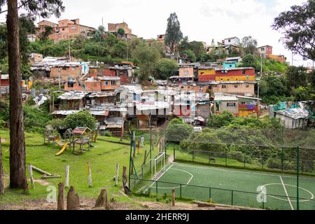 Des cabanes de ville miteuse, dans le quartier célèbre de Barrio Egipto, Bogota, Colombie, Amérique du Sud.Avec terrain de football de charité construit. Banque D'Images