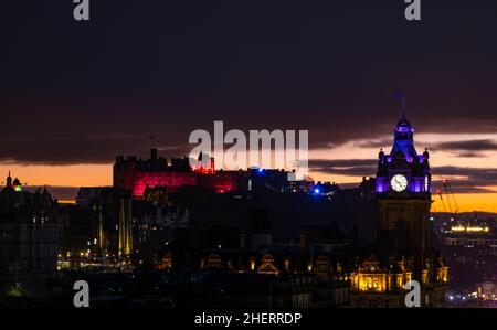 Château d'Edimbourg et tour d'horloge Balmoral illuminés la nuit avec coucher de soleil coloré, Edimbourg, Ecosse, Royaume-Uni Banque D'Images