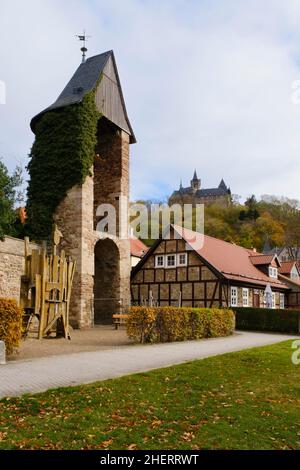 Tour de défense fortifiée et mur de la ville, château à l'arrière, Wernigerode, montagnes du Harz, Saxe-Anhalt, Allemagne Banque D'Images