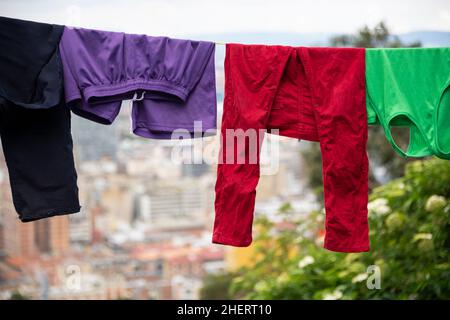 Laver sécher dans une allée parmi les cabanes de ville miteuse, dans le quartier célèbre de Barrio Egipto, Bogota, Colombie, Amérique du Sud. Banque D'Images