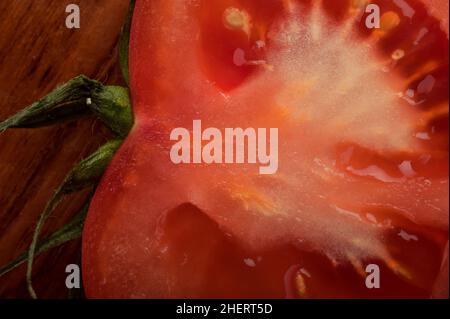 Macro d'une tomate fraîche en tranches.Bon pour le fond végétal Banque D'Images