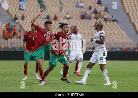 YAOUNDÉ, CAMEROUN - JANVIER 09: Andre Ayew du Ghana et Azzedine Ounahi, Samy Mmaee du Maroc pendant la coupe d'Afrique des Nations 2021 groupe C pari match Banque D'Images