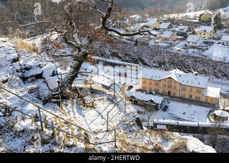 Pente abrupte en terrasse avec points de vue depuis le château extérieur du château de Wolkenstein jusqu'à la gare historique et Zschopau dans la neige Banque D'Images