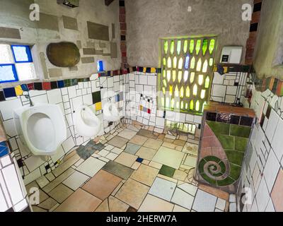 Urinoir avec les carreaux de céramique dans les toilettes publiques de l'artiste et architecte Friedensreich Hundertwasser, Kawakawa, île du Nord, Nouvelle-Zélande Banque D'Images