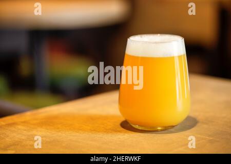 Noisy NEIPA Nouvelle-Angleterre IPA bière pâle, sur surface en bois, tête en mousse riche avec espace de copie Banque D'Images