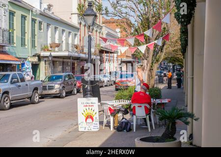 LA NOUVELLE-ORLÉANS, LA, Etats-Unis - 9 JANVIER 2022 : le maître d'échecs Jude Apers offre des leçons sur Decatur Street dans le quartier français Banque D'Images