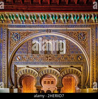 Arc de fer à cheval au salon de los Embajadores, Hall of Enveles, Alcazar, Séville, Séville,Andalousie, Espagne Banque D'Images