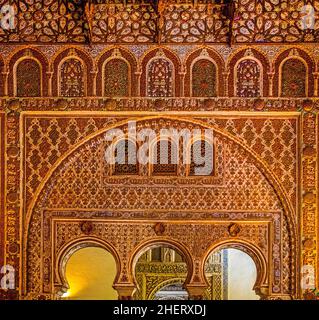 Arc de fer à cheval dans le salon de los Embajadores, salle des envoyés, Alcazar, Séville, Séville,Andalousie, Espagne Banque D'Images