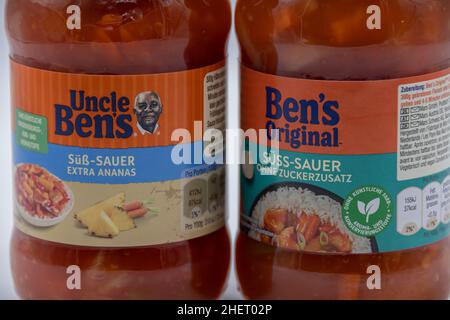 Rheinbach, Allemagne 12 janvier 2022, vue rapprochée de deux verres à la sauce aigre-douce, l'ancien logo 'Oncle Bens' et le nouveau logo 'Ben's O Banque D'Images