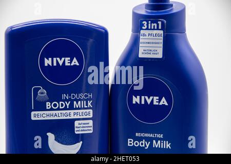 Rheinbach, Allemagne 7 janvier 2022, deux produits de soin différents de la marque 'Nivea' Banque D'Images