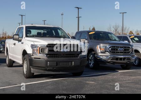 Indianapolis - Circa janvier 2022: Utilisé Ford F150 exposition dans un concessionnaire.Avec les problèmes d'approvisionnement actuels, Ford compte sur les ventes de voitures d'occasion en attendant Banque D'Images