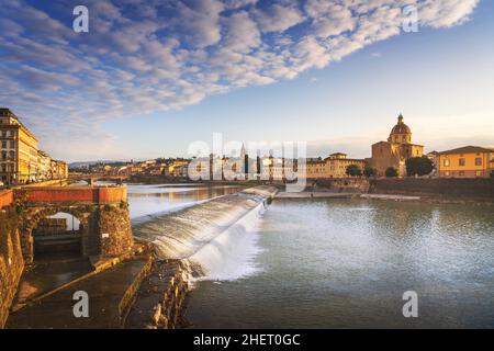 Florence ou Florence, vue sur la rivière Arno et San Frediano dans l'église de Cestello.Toscane, Italie, Europe Banque D'Images