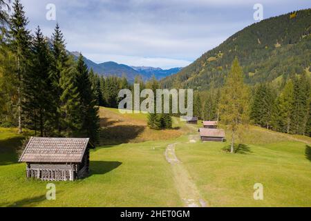 huttes de ferme en bois sur la prairie de montagne à l'automne dans le tyrol autriche Banque D'Images
