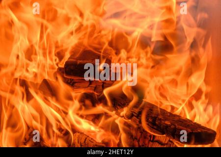 beaucoup de flammes de feu de bois fortement brûlé dans le poêle Banque D'Images