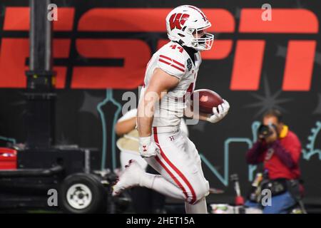 Le Fllback des Badgers du Wisconsin John Chenal (44) marque un touchdown lors du match du Las Vegas Bowl contre les Arizona State Sun Devils, le jeudi 30 décembre, Banque D'Images