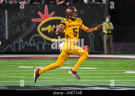 Le quarterback Jayden Daniels (5) de l'Arizona State Sun Devils court avec le ballon lors du match du Las Vegas Bowl contre les Badgers du Wisconsin, jeudi, décembre Banque D'Images