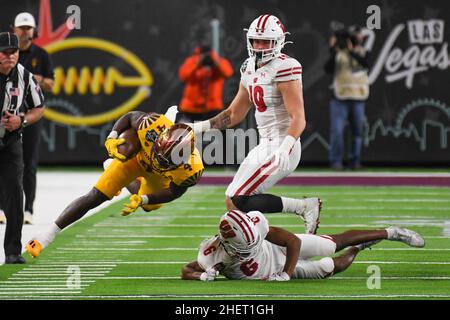 Arizona State Sun Devils en arrière Daniyel Ngata (4) est touché par le Wisconsin Badgers Corner back Dean engram (6) pendant le match Las Vegas Bowl, jeudi Banque D'Images