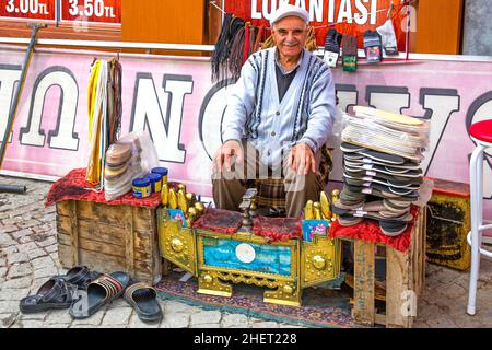 Garçon de Shoeshine à la mosquée Hacibayram, haute ville, Ankara, Turquie, Ankara,Turquie Banque D'Images