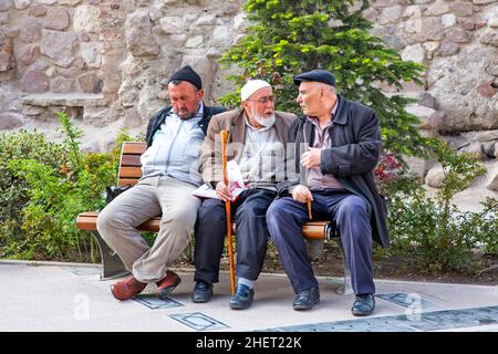 Hommes devant la mosquée Hacibayram, haute ville, Ankara, Turquie, Ankara,Turquie Banque D'Images