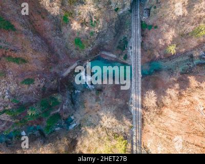 Chemin de fer en bois au-dessus de la rivière à la chute d'eau de somme dans la gorge de Vintgar à côté de Bled, Slovénie Banque D'Images