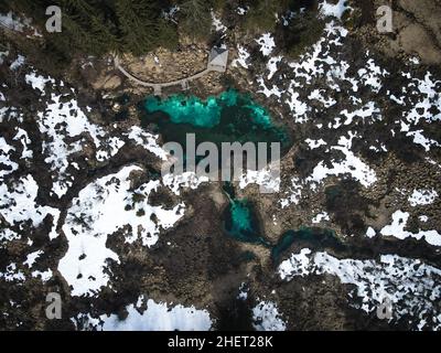 Vue aérienne au-dessus du parc naturel de Zelenci en hiver, Slovénie Banque D'Images