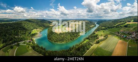 Vue aérienne du drone de la boucle du Rhin et de la sinuosité à Toesegg dans le canton de Zurich, Suisse (grand fichier mis en place) Banque D'Images