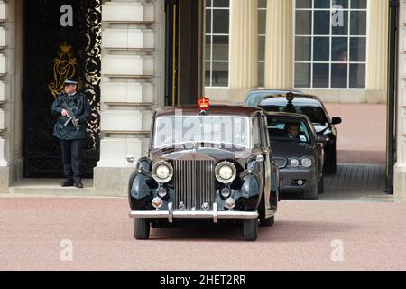 Le prince Andrew, le fils de la reine, accompagné de ses filles la princesse Eugénie et la princesse Beatrice, quittent Buckingham Palace par le millésime Rolls Royce pour commémorer le 60th anniversaire de l'accession de la reine, Londres.5 juin 2012 --- image de © Paul Cunningham Banque D'Images