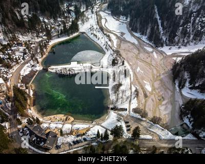 Vue de Jezero Jasna.Lac artificiel glacé en Slovénie Banque D'Images