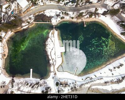 Vue de dessus vers le bas de Jezero Jasna.Lac artificiel glacé en Slovénie Banque D'Images