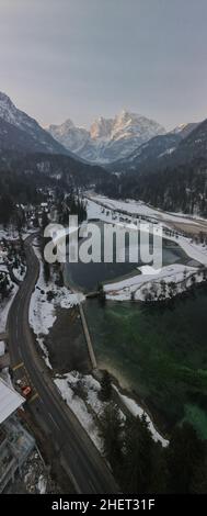 Vue sur le célèbre lac Jezero Jasna, les Alpes juliennes en arrière-plan, la Slovénie Banque D'Images