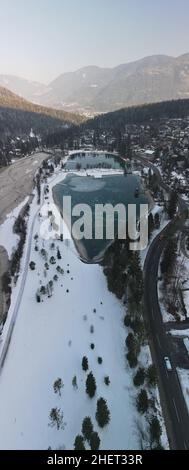 Vue sur le célèbre lac Jezero Jasna, les Alpes juliennes en arrière-plan, la Slovénie Banque D'Images