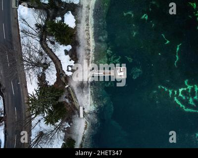 Deux personnes se tenant sur un pont au lac Jezero Jasna en Slovénie Banque D'Images