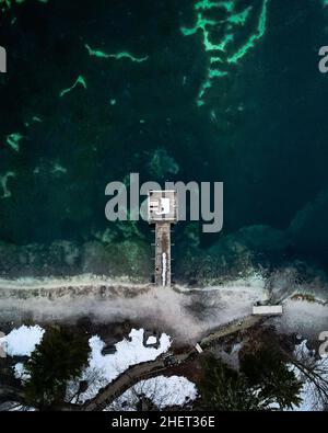 Deux personnes se tenant sur un pont au lac Jezero Jasna en Slovénie Banque D'Images