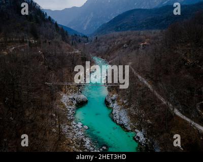 Fleuve turquoise Soca près des chutes de Kozjak, alpes juliennes en arrière-plan Banque D'Images