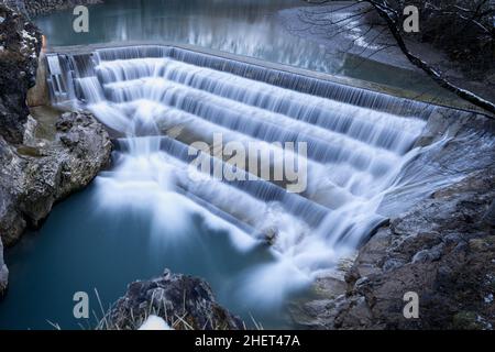 l'eau en mouvement coule au cours de l'automne avec des marches en hiver Banque D'Images