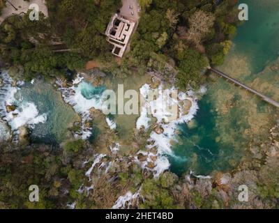 Vue de haut en bas des chutes d'eau, cascades dans le parc national de krk, Croatie Banque D'Images