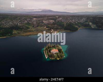 Visovac, monastère chrétien, Croatie.Petite île sur la rivière Krk dans le parc national de Krk.Tir de drone aérien. Banque D'Images