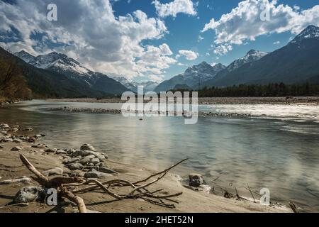 rive de sable et rivière pierreuse lech à tirol montagnes avec ciel bleu Banque D'Images