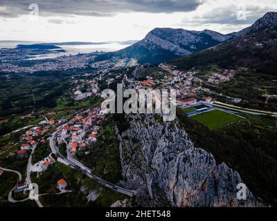 Forteresse Klis, Split, Croatie.Photo de drone aérienne du célèbre bâtiment historique, océan en arrière-plan. Banque D'Images