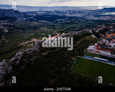 Forteresse Klis, Split, Croatie.Photo d'un drone aérien du célèbre bâtiment historique. Banque D'Images