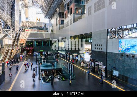 Intérieur de la station futuriste de Kyoto conçue par Hiroshi Hara.Le hall principal et l'entrée centrale avec la porte d'entrée sur la droite. Banque D'Images