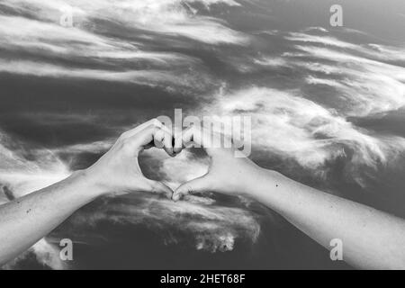 les mains de l'homme et de la femme se sont formées comme un coeur comme symbole d'amour Banque D'Images