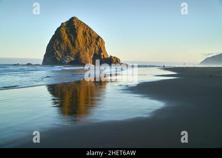 Haystack Rock Cannon Beach Sunrise.Lever du soleil à Haystack Rock à Cannon Beach, Oregon pendant que les vagues se déferent sur la plage.États-Unis. Banque D'Images