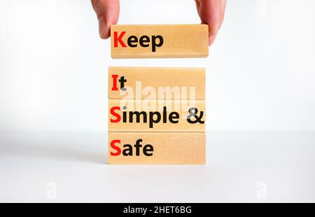 SYMBOLE KISS Keep IT simple and safe.Les mots de concept KISS permettent de garder des blocs de bois simples et sûrs.Belle table blanche, fond blanc.Business et K Banque D'Images