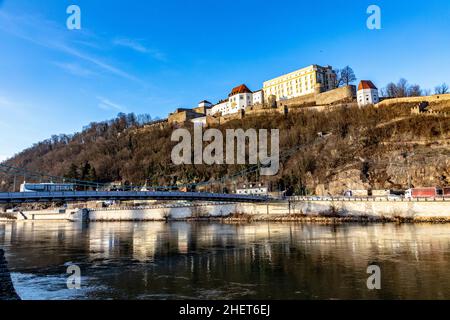 Vue panoramique sur Veste Oberhaus sur la colline avec le Danube à Passau, Bavière Banque D'Images
