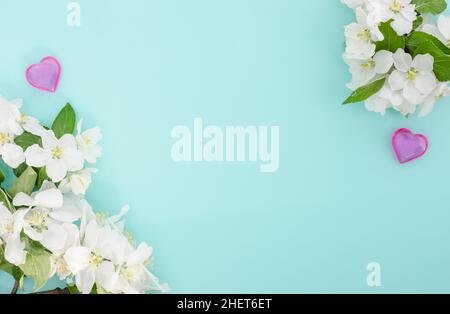 Fond bleu de Saint-Valentin avec coeurs et fleurs avec espace de copie, thème de soin spa pour les salons de beauté. Banque D'Images