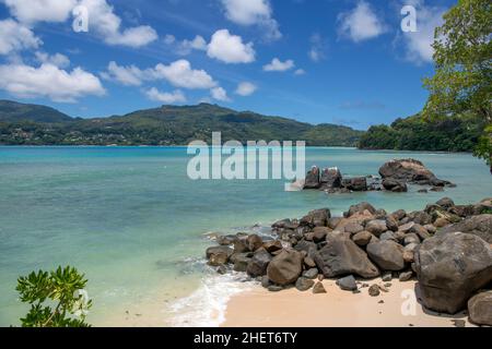 Plage immaculée côte ouest Mahé Seychelles 1 Banque D'Images