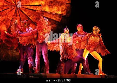 Londres, Royaume-Uni, 12/01/2022, Cirque du Soleil - Luzia au Royal Albert Hall 12 janvier 2022 Londres LUZIA vous emmène dans un Mexique imaginaire, comme dans un rêve éveillé, où la lumière (« luz » en espagnol)Apaise l'esprit et la pluie (« lluvia ») apaise l'âme. Grâce à une série de grandes surprises visuelles et de spectacles acrobatiques à couper le souffle, LUZIA invite le public à s'évader dans un voyage surréaliste à travers un monde somptueux et vibrant suspendu quelque part entre rêves et réalité.Passant d'un vieux film à l'océan à une salle de danse fumée ou un désert aride, LUZIA apporte habilement à l' Banque D'Images